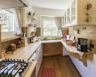 Cosy, comfortable apt. with beautiful terrace, parking-lot and bus-stop nearby - Cortina d'Ampezzo - Cuisine