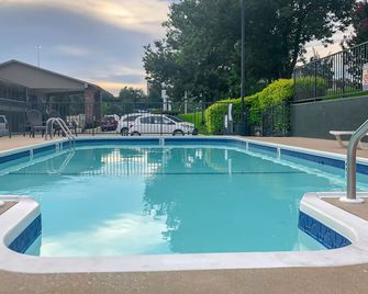 Green Gables Inn - ברנסון - בריכה