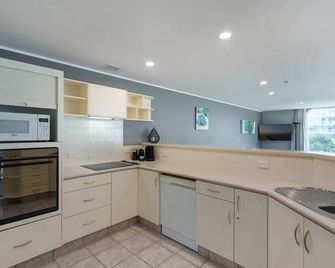 Oceanside Apartment with Garden Views - Mount Maunganui - Kitchen