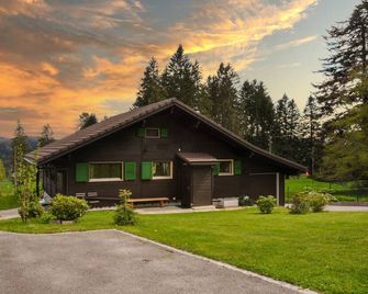 Chalet en pleine nature avec Spa - Le Locle - Edificio