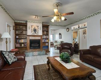 One Mile from the Shrine of the Most Blessed Sacrament - Hanceville - Living room
