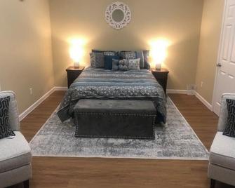 Countryside stand alone dwelling 2.5 miles from I-5. Private building. - Creswell - Bedroom