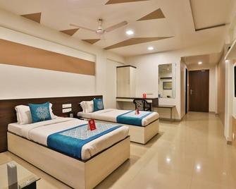 OYO 14235 Hotel Ostria - Surat - Habitación