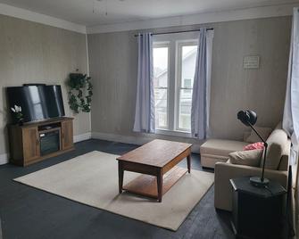 2nd Floor Apt. Downtown near WEC - 威爾明頓 - 客廳