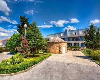 Hotel Pastura - בול - בניין