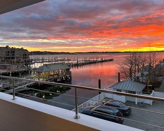 Harborside Inn - ניופורט - מרפסת