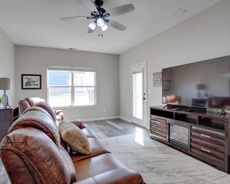 17 Mi to Dtwn Denver: Family Home w/ Private Yard - Commerce City - Sala de estar