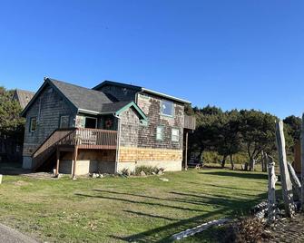Renovated cabin 2 easy blocks to the beach and close to the Moclips River - Moclips - Building