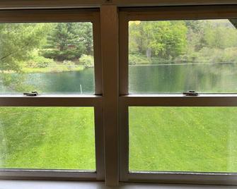 2 queen beds and 1 single bron 2nd floor - Wellsboro