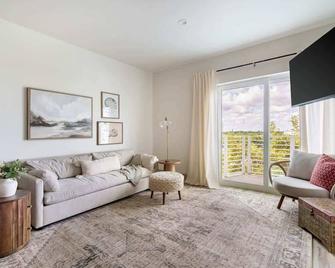 Stylish 2br Hollywood Condo - Workspace & Parking - Hollywood - Living room