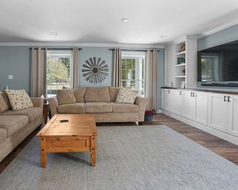 Avon Farmhouse-Sleeps 14 Game Room, Hot Tub, Pond! - Avon - Living room