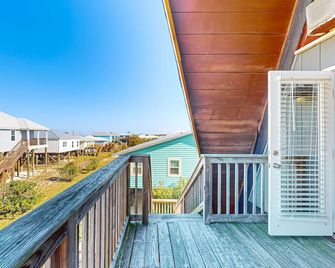 Unique beachside A-frame with porches fantastic views & ocean access - Dauphin Island - Balcón