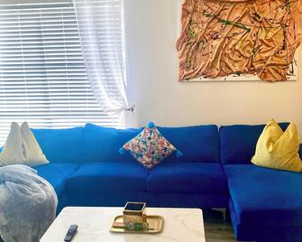 “House of Peace” here bring positivity with you and leave with Peace - Homewood - Living room