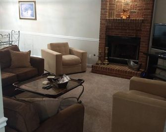 4-bedroom house in marvelous Matthews, 15 Minutes from Uptown Charlotte - Matthews - Huiskamer