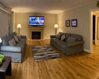 Lakeview Motel - Kincardine - Living room