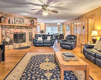 Secluded Lavinder Laurel Leaf Cottage Near Creek - Lakemont - Living room