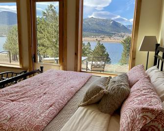 NEW luxury lakeside retreat near RMNP, activities, downtown and restaurants. - Estes Park - Bedroom