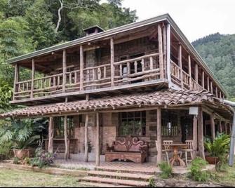 Cabin at the mountain, with chimney.br20 min from the airport and citybr - Santa Ana - Budova