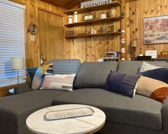 Winter Wonderland at Zion's Bryce House by Zion and Bryce National Parks! - Hatch - Obývací pokoj