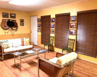 Rancho Buenas Noches--Heaven on the Brazos River, just 90 minutes from Dallas - Mineral Wells - Living room