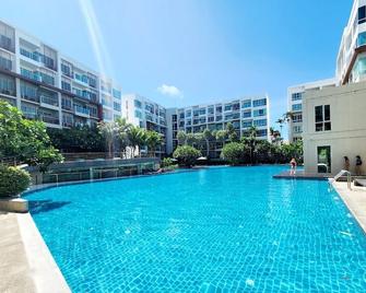Sea Craze Condo, 2 Bedroom 2 Bathroom Walking Distance To Khao Takiab Beach . - Nong Kae - Zwembad