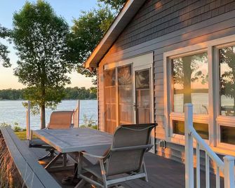 Spacious Lake Retreat on Roberds Lake- 4BR, Game Rm, & lake activities. - Faribault - Патіо