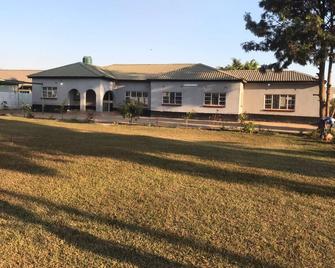 Fish Eagle Backpackers - Lusaka - Edificio