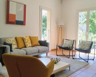 Cozy and family house, near Aix in the heart of the village. - Meyrargues - Sala de estar