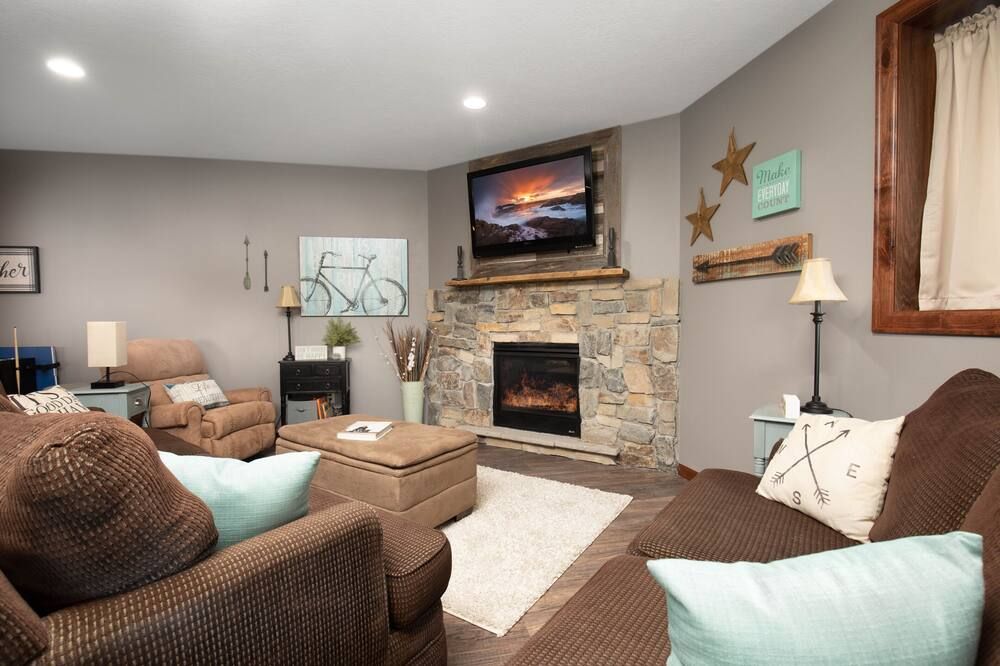 Inspirational Ranch-Superbly Clean With Hot Tub!!! Lower Unit W/2 Walkout Patios - Sioux Falls - Sala de estar