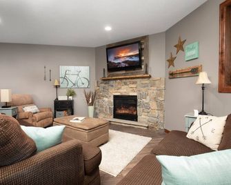Inspirational Ranch-Superbly Clean With Hot Tub!!! Lower Unit W/2 Walkout Patios - Sioux Falls - Living room