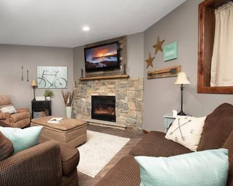 Inspirational Ranch-Superbly Clean With Hot Tub!!! Lower Unit W/2 Walkout Patios - Sioux Falls - Sala de estar