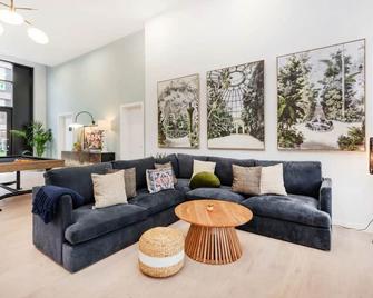 Modern Student Living at Zinc Quarter - Bristol - Salon