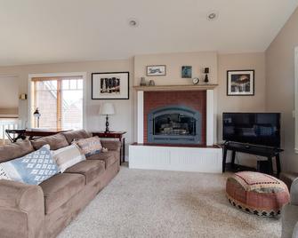 Riley`s Mountain View - Sisters - Living room