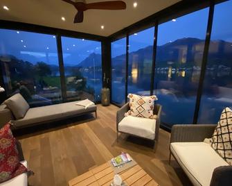 Luxury loft on top of Villa Wilen with tremendous views by the lake - Sarnen - Salon