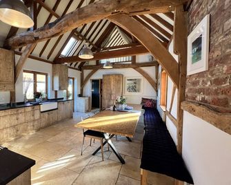 Beautiful Large Family Barn with stunning views and hot tub - Princes Risborough - Dining room