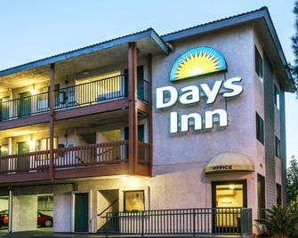 Days Inn by Wyndham Anaheim West - Anaheim - Building