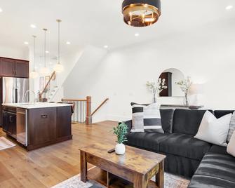 Luxe New Construction with River View, Pool Table - Savannah - Huiskamer
