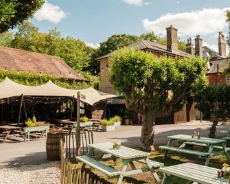 ذا بيمبروك آرمز - ساليسبري - شرفة مرصوفة