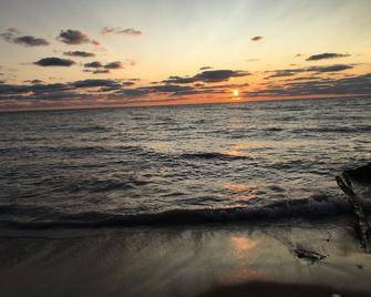 Large Stunning Cottage - Beach Access To Beautiful Lake Huron - Clinton - Playa
