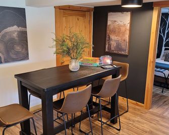 The Chalet - Spacious 7 bedroom near Sugarloaf, on Snowmobile and UTV trails, Hiking, Golf and Flagstaff Lake across the street - Stratton - Dining room