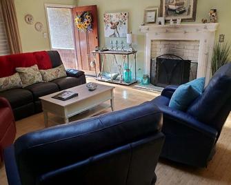 Charming Remodeled Single Level. HotTub. Fenced backyard. Porch view! - Cambria - Living room