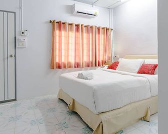 High5 Guesthouse - Pattaya - Schlafzimmer