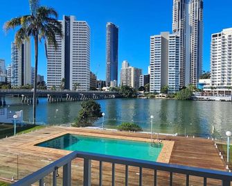 Riverfront Villa 8 Surfers Paradise with Pool - Cedar Creek, Gold Coast