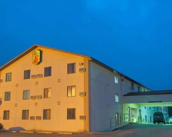 Super 8 by Wyndham Eureka/Six Flags Nearby - Eureka - Building