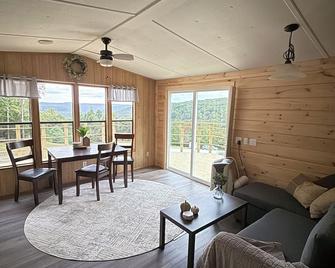 Cozy camp with an amazing view! - Warren - Huiskamer