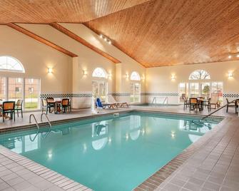 Country Inn & Suites by Radisson, Ames, IA - Ames - Piscina