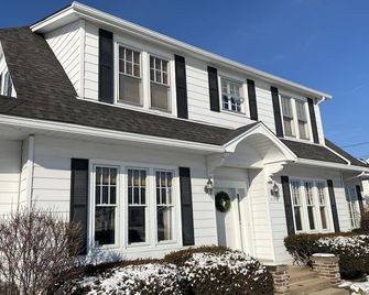 Hot Tub and Private Pool, 7 Bedroom, 4 Bathroom Home. Sleeps 16 comfortably. - Warrenton - Gebouw