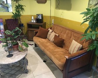Bellflower Travel Inn - Bellflower - Huiskamer