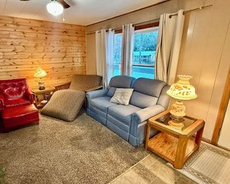 1,500 sqft level near water, Great fishing, 3 bed, 1 bath, close to town - Tomahawk - Huiskamer