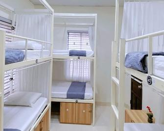 Amy 2 Hostel Hue - Hue - Bedroom